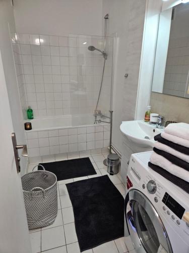 La salle de bains est pourvue d'un lave-linge. dans l'établissement HOME PARIS TOUR EIFFEL, à Paris
