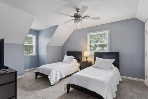um quarto com 2 camas e uma ventoinha de tecto em Blue Dreams em Prince George