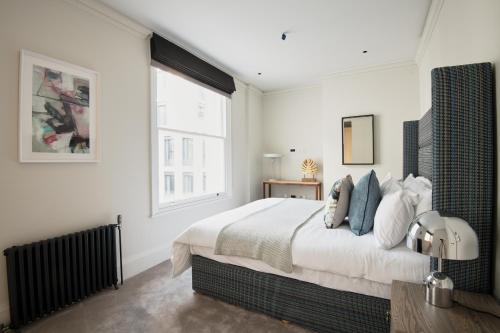 een slaapkamer met een groot bed en een raam bij Sonder King Street in Londen