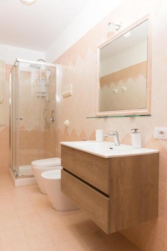 Bilik mandi di Isola Suite