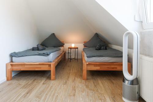 Postel nebo postele na pokoji v ubytování DreamStay Augsburg Traum Penthouse Göggingen