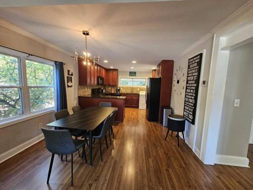 - une cuisine et une salle à manger avec une table et des chaises dans l'établissement Gorgeous 2BR home with Private Backyard, à Atlanta