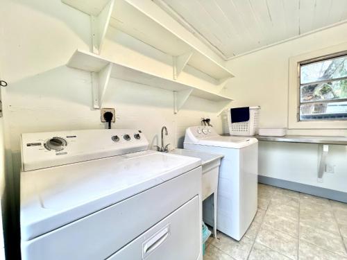 Φωτογραφία από το άλμπουμ του Renovated Villa Resort style pool, BBQ & Ping Pong patio σε Tamiami