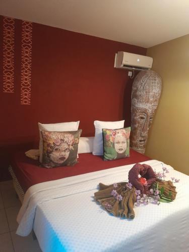 um quarto de hotel com uma cama com alguns brinquedos em RICA RESIDENCE em Dumbéa
