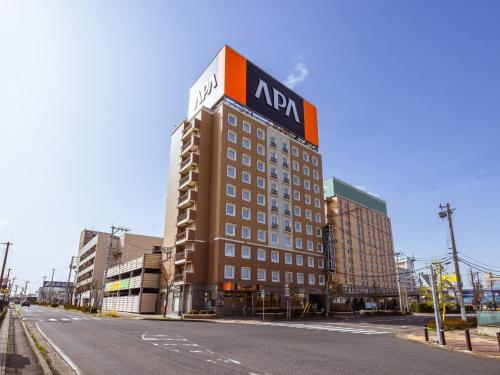 um edifício com um sinal akara em cima dele em APA Hotel Miyagi Furukawa-Ekimae em Osaki