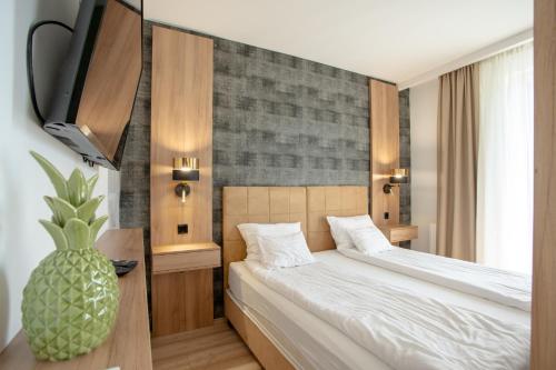 um quarto com uma cama com um ananás na parede em Meridien Home Apartment em Fonyód