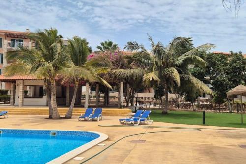 ein Resort mit Palmen und einem Swimmingpool in der Unterkunft SUNNY Apartment - SAL VILA VERDE - Cabo Verde in Santa Maria