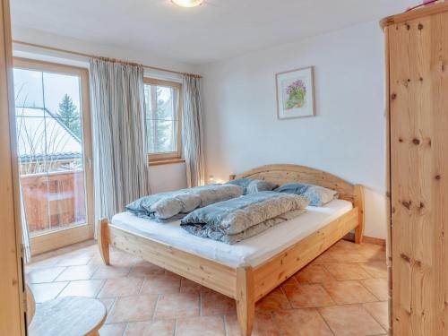 ein Schlafzimmer mit einem Bett und einem großen Fenster in der Unterkunft Haus Fernwald Top Tim in Alpbach
