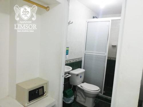 ein kleines Bad mit WC und Waschbecken in der Unterkunft Limsor Aphotel in San Andrés