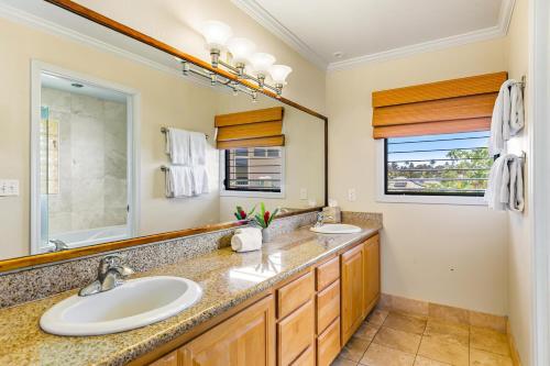łazienka z 2 umywalkami i dużym lustrem w obiekcie Hale Imaka w mieście Kipu