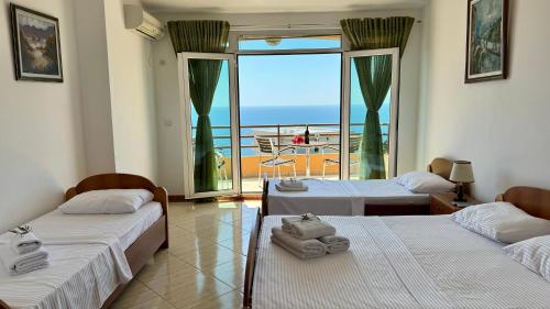 Un pat sau paturi într-o cameră la Sea La Vie Apartments