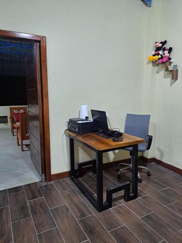 um escritório com uma secretária com um computador em AQUAPARK DE SANTA CLARA em Iquitos