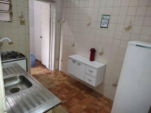 una pequeña cocina con fregadero y nevera. en CASA de vila 2 Qts Perto estação, en Río de Janeiro