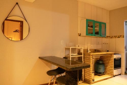 eine Küche mit einer Theke und einem Spiegel an der Wand in der Unterkunft Pituba Ville - Ap 1 - 2 Quartos in Itacaré