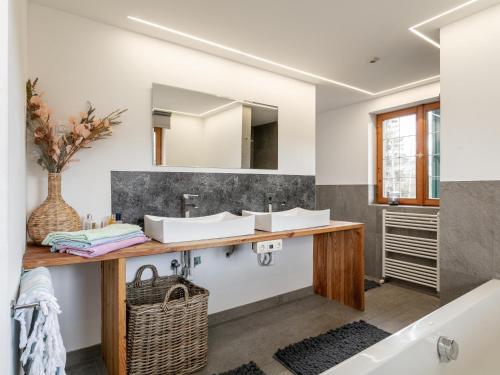Baño con 2 lavabos y espejo en Chalet one, en Kitzbühel