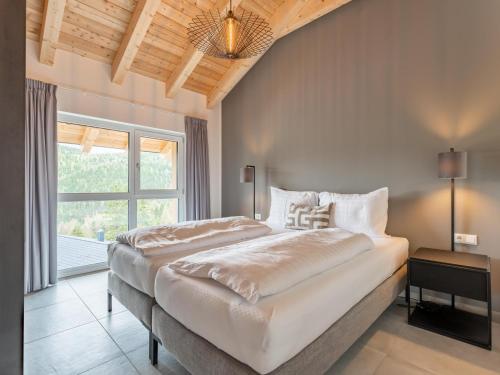 德哥米斯的住宿－Turrach Lodge，一间卧室设有两张床和窗户。