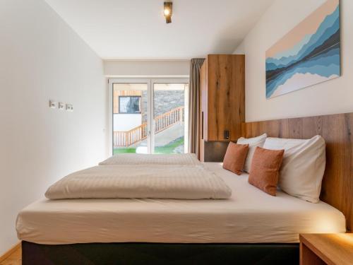德哥米斯的住宿－Atemlos Mountain Chalet，一间卧室设有一张大床和窗户