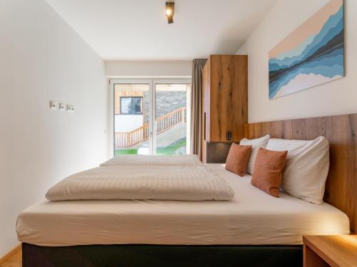 une chambre avec un grand lit avec une fenêtre dans l'établissement Atemlos Mountain Chalet, à Turracher Höhe