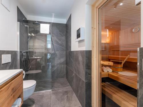 une salle de bain avec douche et toilettes dans l'établissement Atemlos Mountain Chalet, à Turracher Höhe