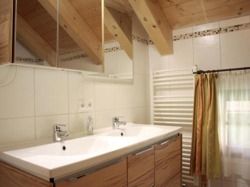 a bathroom with two sinks and a shower at Chalet Bergoase in Elsenbrunn