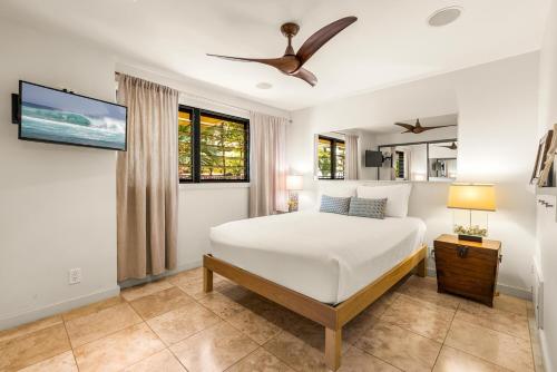 科洛阿的住宿－Makahuena 1204 Ocean View，一间卧室配有一张床和吊扇