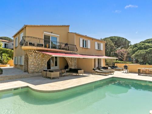 une villa avec piscine devant une maison dans l'établissement Golf et Mer C5, à Sainte-Maxime
