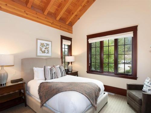 Un dormitorio con una cama grande y una ventana en Kadenwood 2924 en Whistler
