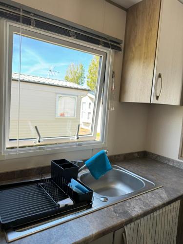 Η κουζίνα ή μικρή κουζίνα στο Caravan at Seawick Holiday Park Close to Beach
