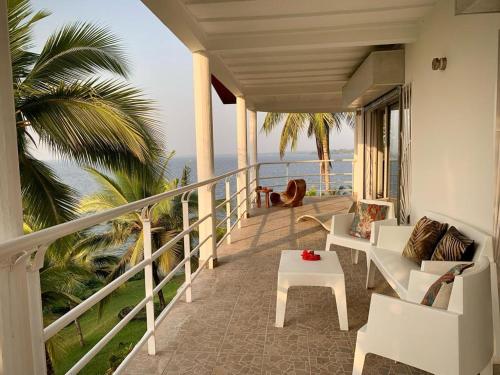 un balcone di una casa con vista sull'oceano di Villa Ebouye a Kribi