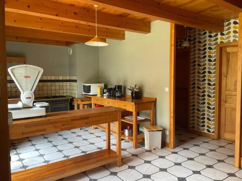 une cuisine avec un comptoir et un plan de travail dans l'établissement Maison en Granit rénovée avec terrain et terrasse, proche Tence, idéale pour famille et activités outdoors - FR-1-582-134, à Tence