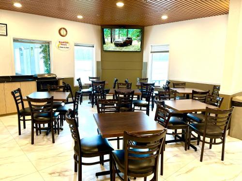 a dining room with tables and chairs in a restaurant at Super 8 by Wyndham Hinton in Hinton