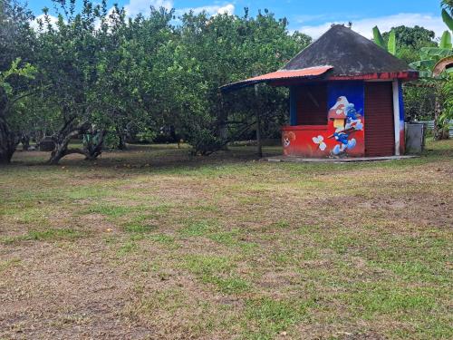 une petite maison avec un tableau sur son côté dans l'établissement AQUAPARK DE SANTA CLARA, à Iquitos