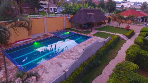 una vista aérea de una piscina en un patio trasero en Lucian Cottages en Munyonyo
