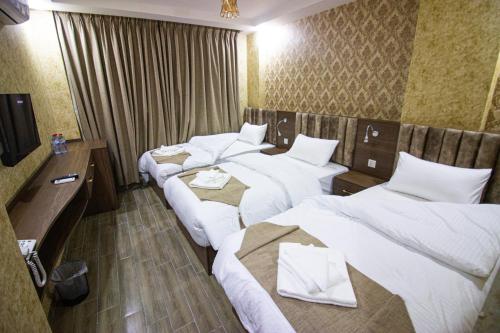 Tempat tidur dalam kamar di Beirut Hotel 2 New
