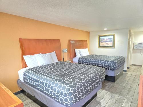 a hotel room with two beds in a room at Peach City Inn - Marysville/Yuba City in Marysville
