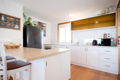 Dapur atau dapur kecil di Idyllic Weymouth Retreat with Ocean Views