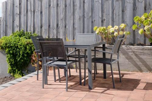 Gambar di galeri bagi Idyllic Weymouth Retreat with Ocean Views di Weymouth