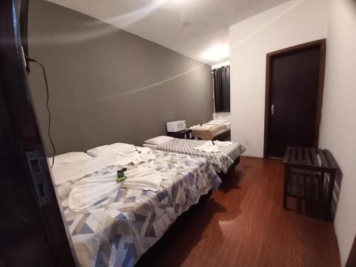 a room with two beds in a room with at Lofts Visconde in Joinville