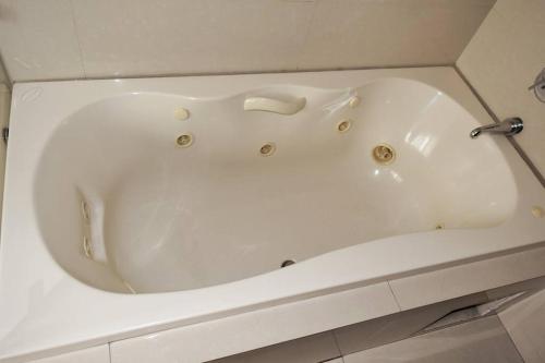 - dużą białą wannę w łazience w obiekcie Valentin House, very spacious and cozy. w mieście San Luis Potosí