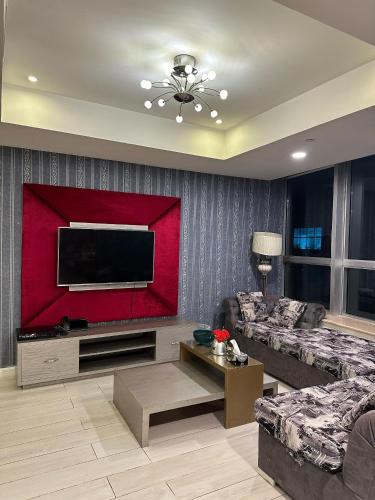 uma sala de estar com uma grande televisão de ecrã plano em Islamabad lodges apartment suite em Islamabad