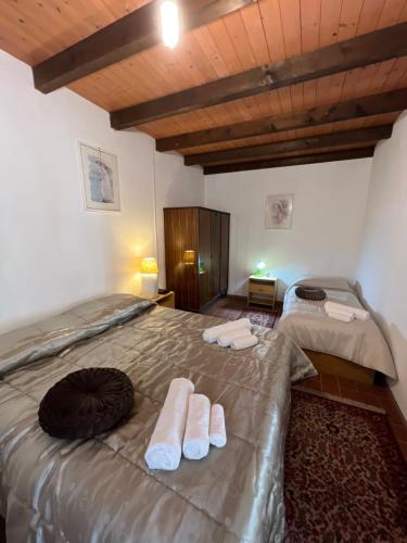 um quarto com 2 camas e toalhas em Casa Vacanza appartamento Tortolì-Arbatax a 14 minuti dal mare em Tortolì