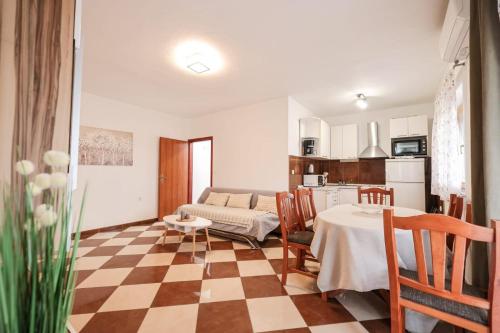 Apartments with parking space Bibinje, Zadar - 18056