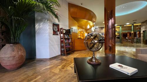 une chambre avec une table et une roue dans l'établissement Hotel Alfonso IX, à Sarria