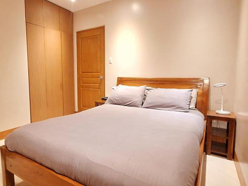 - une chambre avec un grand lit et des draps blancs dans l'établissement Manila BayView Rental- Luxury 1,2,3,4 BR Condos with BALCONY POOL BAYVIEW - FULL SERVICE AVAILABLE, à Manille