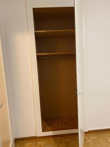 szafę z drzwiami otwartymi na szafy w obiekcie Chambre a Neuchâtel w mieście Neuchâtel