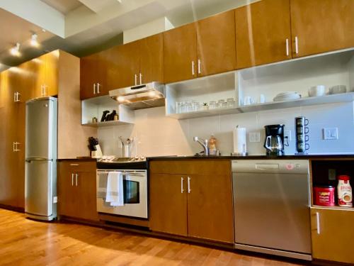 Dapur atau dapur kecil di Charming Downtown Seattle Condo with Water Views