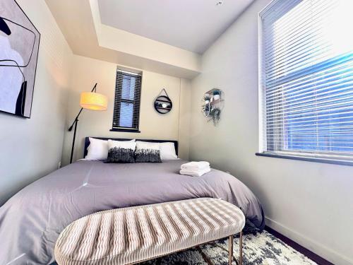 Katil atau katil-katil dalam bilik di Charming Downtown Seattle Condo with Water Views