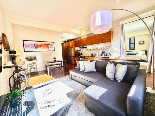 Dapur atau dapur kecil di Charming Downtown Seattle Condo with Water Views