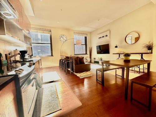 Dapur atau dapur kecil di Charming Downtown Seattle Condo with Water Views
