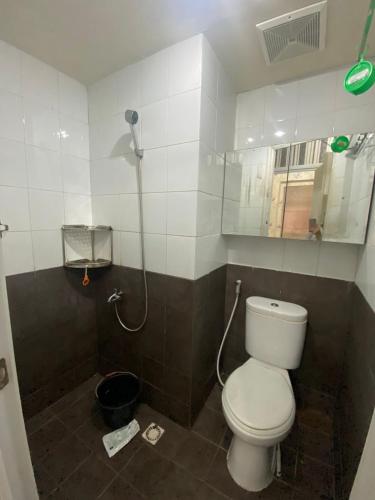 ein Bad mit einem WC und einer Dusche in der Unterkunft Apartemen Green Pramuka City Type 2BR Full Furnish in Jakarta